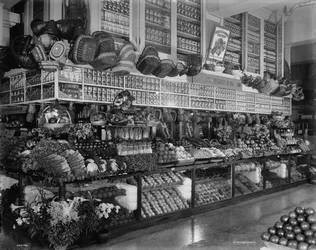 Edw. Neumann, Broadway Market, Detroit, Michigan, ca. 1905-15
